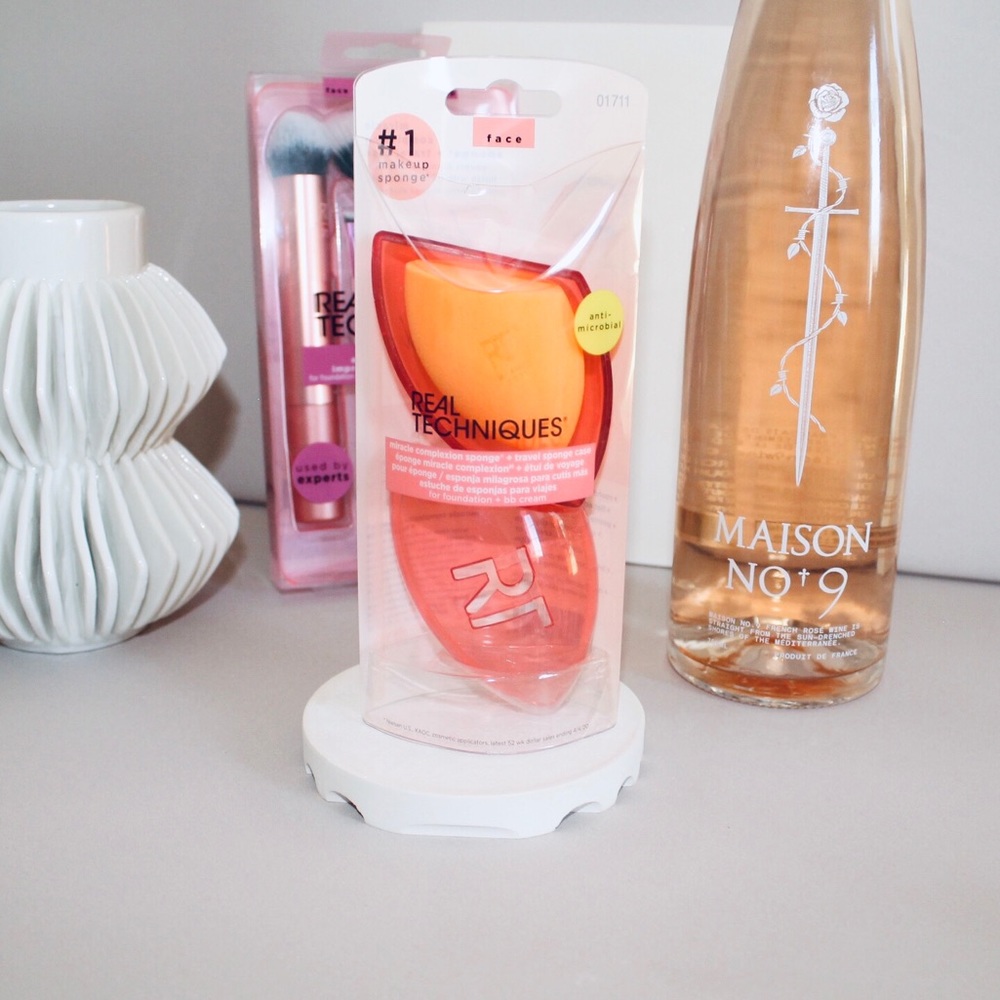 REAL TECHNIQUES Miracle Complexion Sponge Makeup Blender & Travel Case